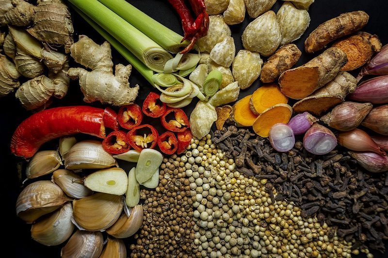 Cúrcuma y salud periodontal: metaanálisis de 90 estudios